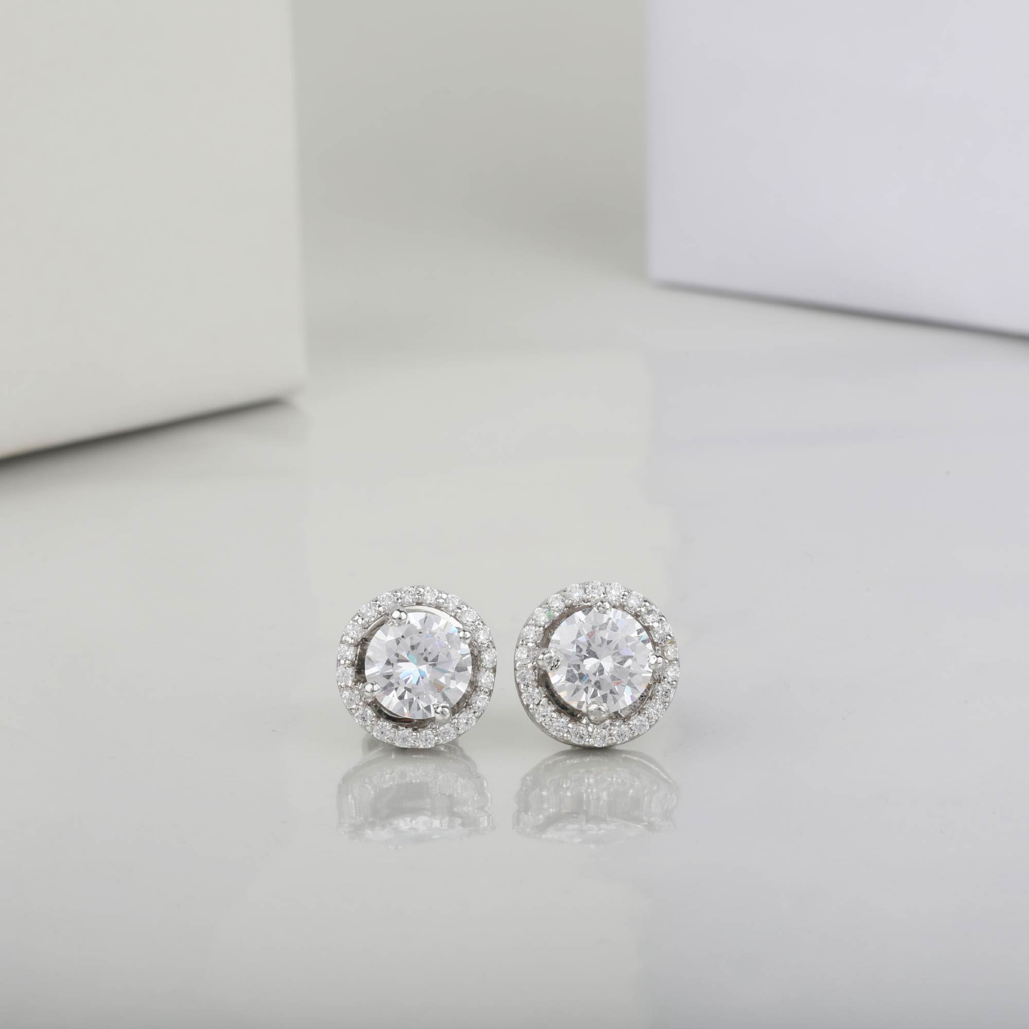 Round Shape Solitare With Small Round Diamond Border