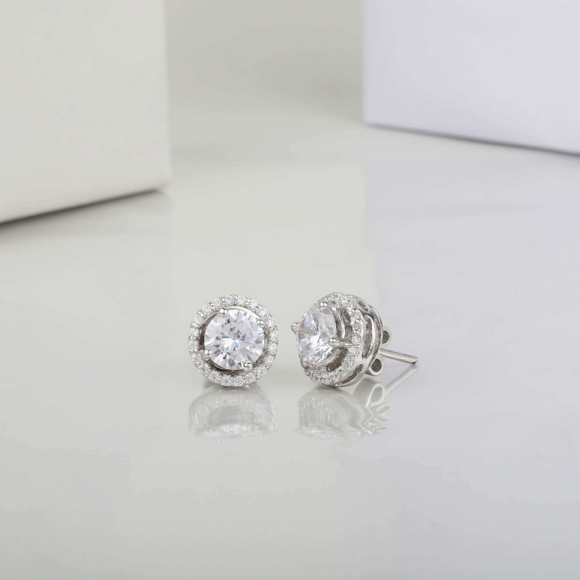 Round Shape Solitare With Small Round Diamond Border
