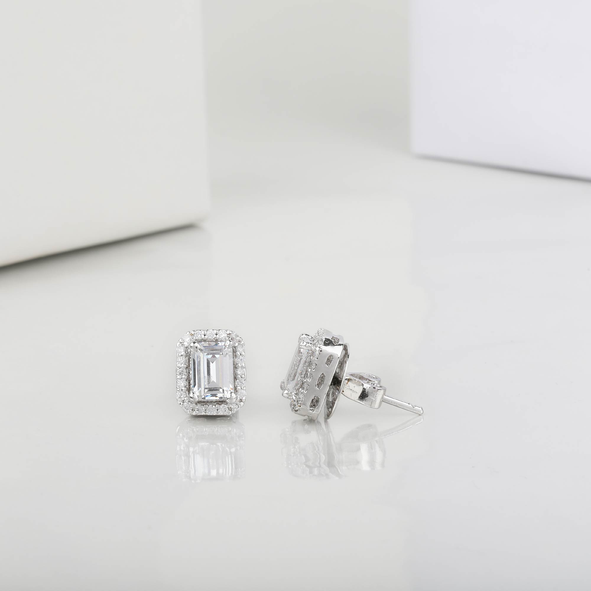 Emerald Shape Solitare With Small Round Diamond Border