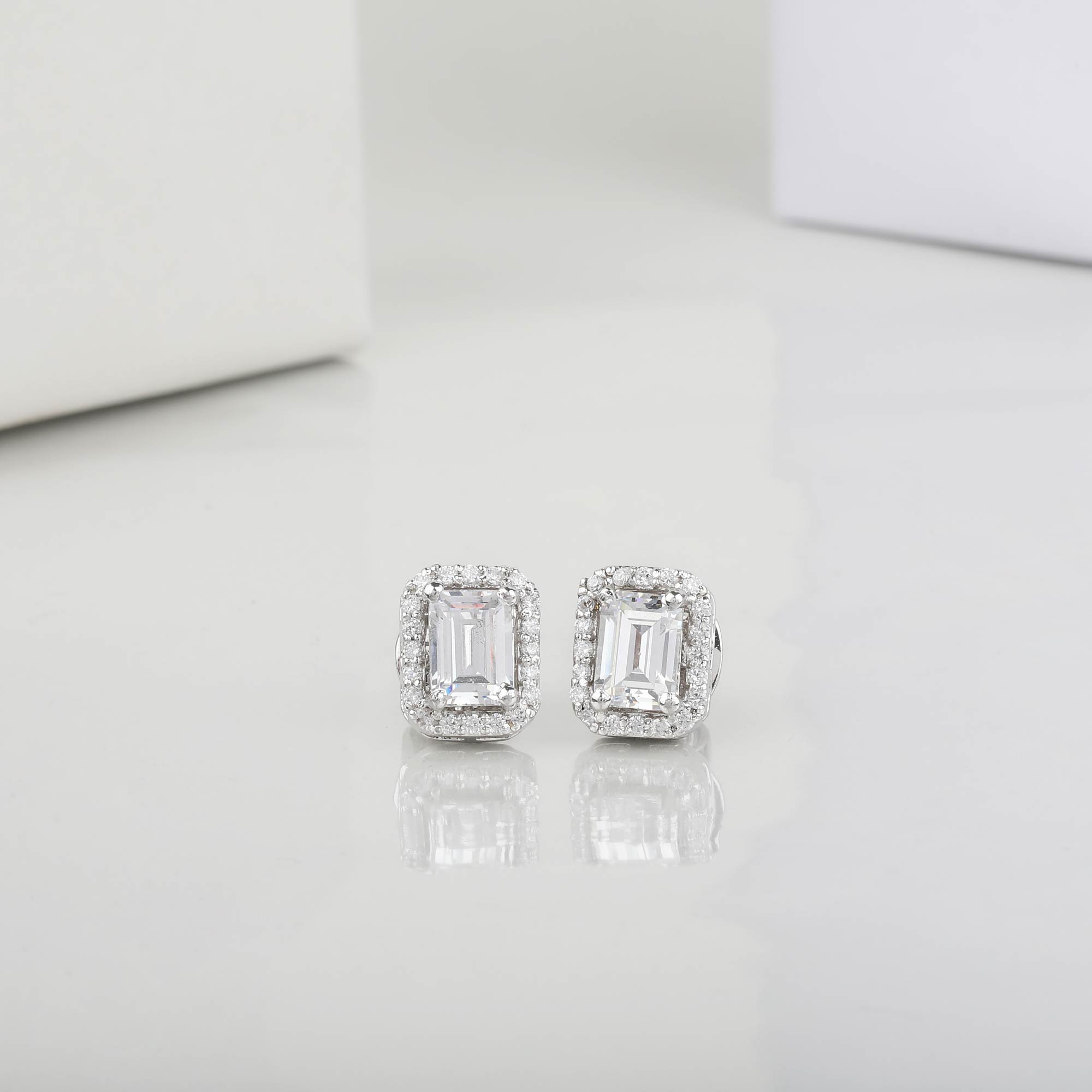 Emerald Shape Solitare With Small Round Diamond Border